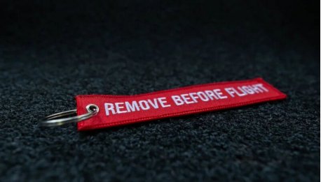 Porte-clés brodé rouge Remove Before Flight