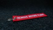 Porte-clés brodé rouge Remove Before Flight