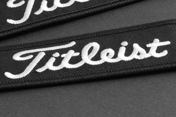 Zoom sur le logo blanc brodé Titleist