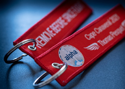 porte-clés remove before space flight de la mission alpha avec un zoom sur le logo